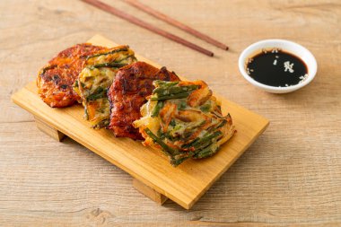 Pajeon veya Kore gözlemesi ve Kore kimçi krepi veya Kimchijeon - Kore geleneksel yemek tarzı