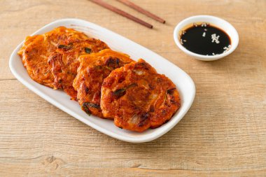 Kore kimçili krep veya Kimçijeon - Kızarmış yumurta, kimçi ve un - Kore geleneksel yemek tarzı