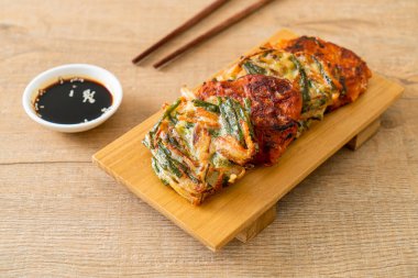 Pajeon veya Kore gözlemesi ve Kore kimçi krepi veya Kimchijeon - Kore geleneksel yemek tarzı