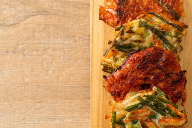 Pajeon veya Kore gözlemesi ve Kore kimçi krepi veya Kimchijeon - Kore geleneksel yemek tarzı