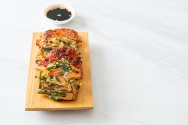 Pajeon veya Kore gözlemesi ve Kore kimçi krepi veya Kimchijeon - Kore geleneksel yemek tarzı