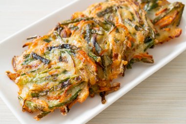 Pajeon veya Kore gözlemesi veya Kore pizzası - Kore geleneksel yemek tarzı