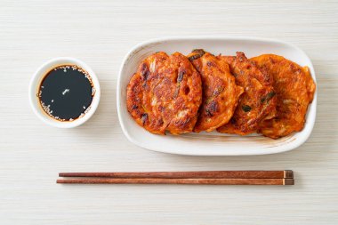 Kore kimçili krep veya Kimçijeon - Kızarmış yumurta, kimçi ve un - Kore geleneksel yemek tarzı