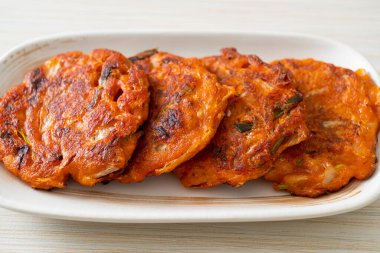 Kore kimçili krep veya Kimçijeon - Kızarmış yumurta, kimçi ve un - Kore geleneksel yemek tarzı