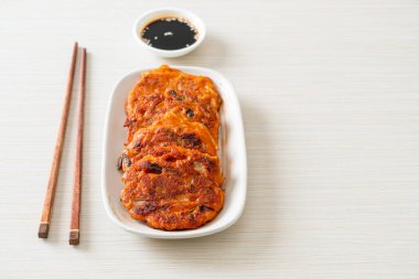 Kore kimçili krep veya Kimçijeon - Kızarmış yumurta, kimçi ve un - Kore geleneksel yemek tarzı