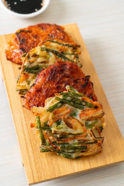 Pajeon veya Kore gözlemesi ve Kore kimçi krepi veya Kimchijeon - Kore geleneksel yemek tarzı