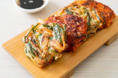 Pajeon veya Kore gözlemesi ve Kore kimçi krepi veya Kimchijeon - Kore geleneksel yemek tarzı