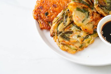 Pajeon veya Kore gözlemesi ve Kore kimçi krepi veya Kimchijeon - Kore geleneksel yemek tarzı