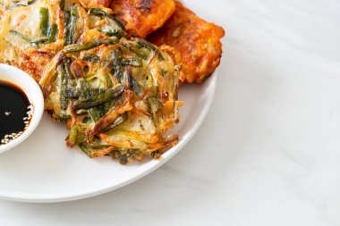 Pajeon veya Kore gözlemesi ve Kore kimçi krepi veya Kimchijeon - Kore geleneksel yemek tarzı