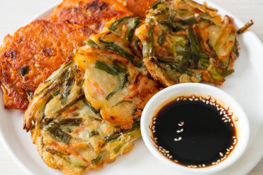 Pajeon veya Kore gözlemesi ve Kore kimçi krepi veya Kimchijeon - Kore geleneksel yemek tarzı