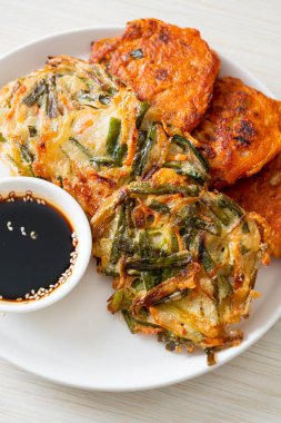 Pajeon veya Kore gözlemesi ve Kore kimçi krepi veya Kimchijeon - Kore geleneksel yemek tarzı