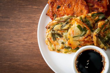Pajeon veya Kore gözlemesi ve Kore kimçi krepi veya Kimchijeon - Kore geleneksel yemek tarzı