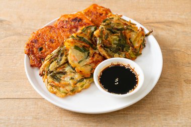 Pajeon veya Kore gözlemesi ve Kore kimçi krepi veya Kimchijeon - Kore geleneksel yemek tarzı