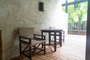 Balkonda boş bir bahçe sandalyesi.