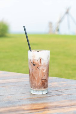 Tahta masada çikolatalı milkshake.