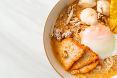 Pirinç soslu makarna köfte, domuz rostosu ve baharatlı çorba, Tom Yum Eriştesi.