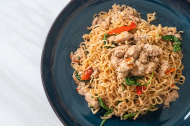 Tayland fesleğeni ve kıymalı Tayland usulü kızarmış erişte.