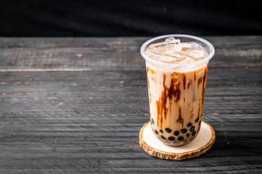 Tahta masada köpüklü Tayvan sütü çayı