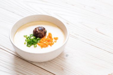 sebze, mantar ve havuç ile ev yapımı haşlanmış yumurta