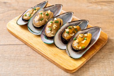 deniz ürünleri midye limon ve sarımsak ile