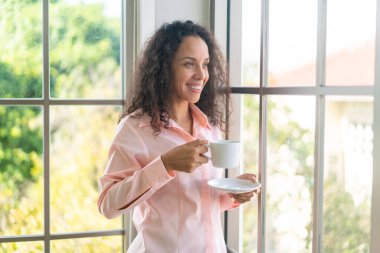 Güzel Latin kadın Sabahları kahve içiyor