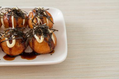 Takoyaki köftesi ya da ahtapot köftesi - Japon yemeği tarzı.