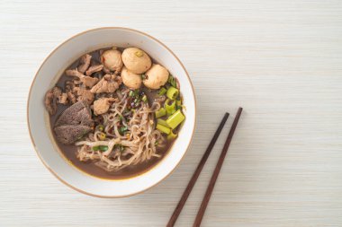 Domuz etli Tayland eriştesi, yahni, köfte ve domuz ciğeri kanlı çorba Tayland eriştesi usulü.