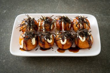 Takoyaki köftesi ya da ahtapot köftesi - Japon yemeği tarzı.