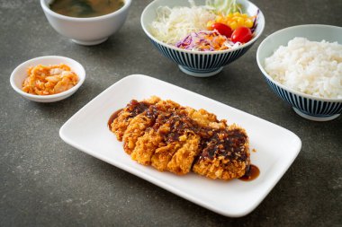Tonkatsu - Japon usulü domuz pirzolası.