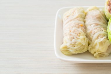 Çin lahanasına sarılı ev yapımı kıymalı domuz eti ya da haşlanmış lahana.