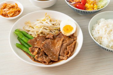 Susamlı teriyaki domuz kızartması, fasulye filizi, haşlanmış yumurta ve pirinç seti - Japon yemek tarzı.