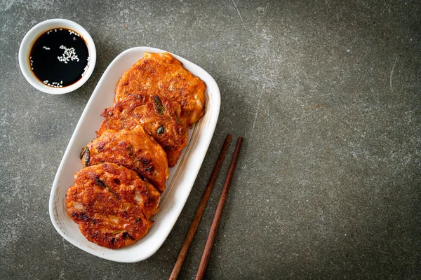 Kore kimçili krep veya Kimçijeon - Kızarmış yumurta, kimçi ve un - Kore geleneksel yemek tarzı