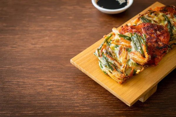 Pajeon veya Kore gözlemesi ve Kore kimçi krepi veya Kimchijeon - Kore geleneksel yemek tarzı