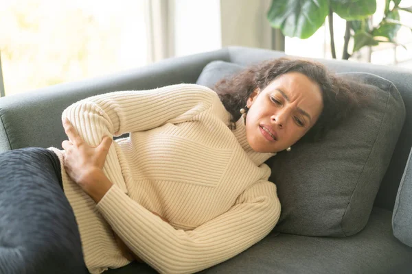 Wanita Latin Berbaring Sofa Rumah Dengan Perasaan Sakit Perut — Stok Foto