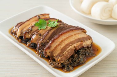 Mei Cai Kou Rou ya da Swatow Mustard Cubbage tarifli Buhar Göbekli Domuz eti - Çin yemeği tarzı