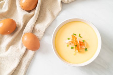 Yengeç sopasıyla haşlanmış yumurta ve taze soğan.