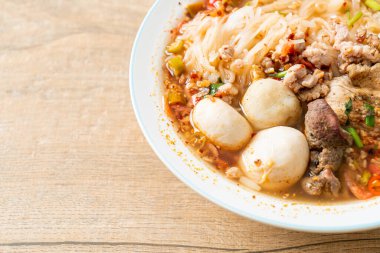 Baharatlı çorbada köfteli erişte mi yoksa Tom Asya usulü erişte mi?