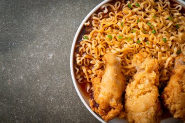 Kore usulü kızarmış tavuklu erişte ya da kızarmış tavuk Ramyeon Kore usulü.