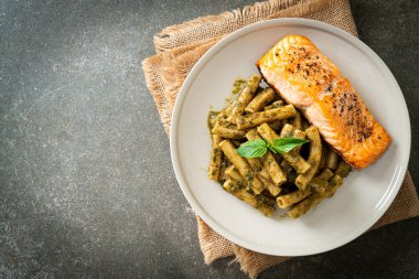 Pesto quadrotto penne makarna ızgara somon fileto biftek