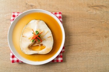 Soya soslu haşlanmış morina balığı ya da buğulanmış kar balığı ya da soya soslu Şili Bası.