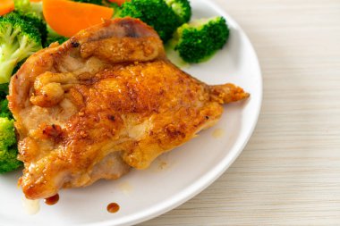 Brokoli ve havuçlu teriyaki tavuk bifteği