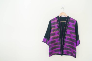 Duvarında ahşap askı asılı güzel bir kadın gömleği.