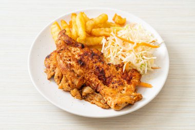 Izgara ızgara ızgara tavuk biftek ve patates kızartması.