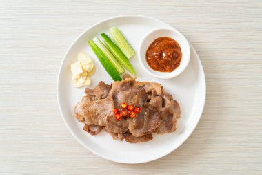 Asya usulü ızgara domuz boynu dilimlenmiş.