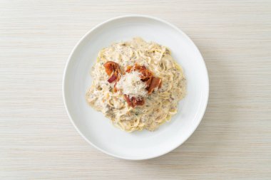 Mantar soslu ve mantarlı spagetti.