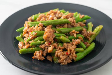 Kızarmış Fransız fasulyesi ya da kıymalı yeşil fasulye. Asya usulü.