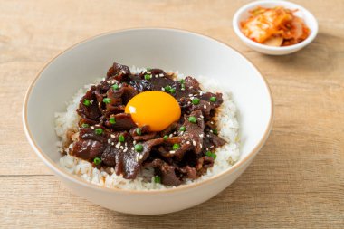 Soya aromalı pilav veya Japon Pork Donburi kasesi - Asya yemeği tarzı