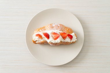 Çilekli ve taze kremalı kruvasan.