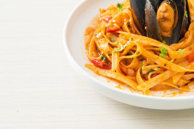 Midyeli, midyeli ve domates soslu spagetti, İtalyan yemeği tarzı.