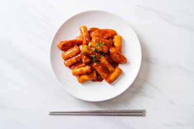 Baharatlı sosisli Kore pirinç keki çubuğu (Tteokbokki) - Kore yemeği tarzı
